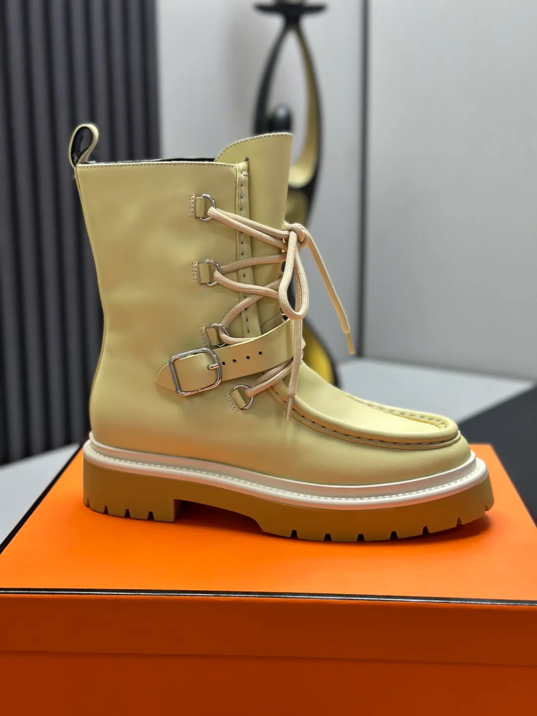 👟👟Ex-factory price 820👟👟 Hermes Martin boots fe new arrival~ Autumn and winter new Bouncing Martin boots casual shoes, the most comfortable shoes from Hermès, no one else⃣️, very light on the feet and good-looking, you will not feel tired when you go shopping and running around👍 The cowhide stitching feels good, very beautiful and versatile, very light and comfortable Hermès GD9321 is perfect for both sports and leisure. It feels great when you step on it! ✔️Fabric: Imported cowhide ✔️Inner lining: Imported silk sheepskin for lining insoles ✔️Outsole: Seamless combination of IP+TPU (multi-color letters) German technology irradiation machine ✔️Size: #35-40 code 🎁Top quality, simultaneous full set of packaging
